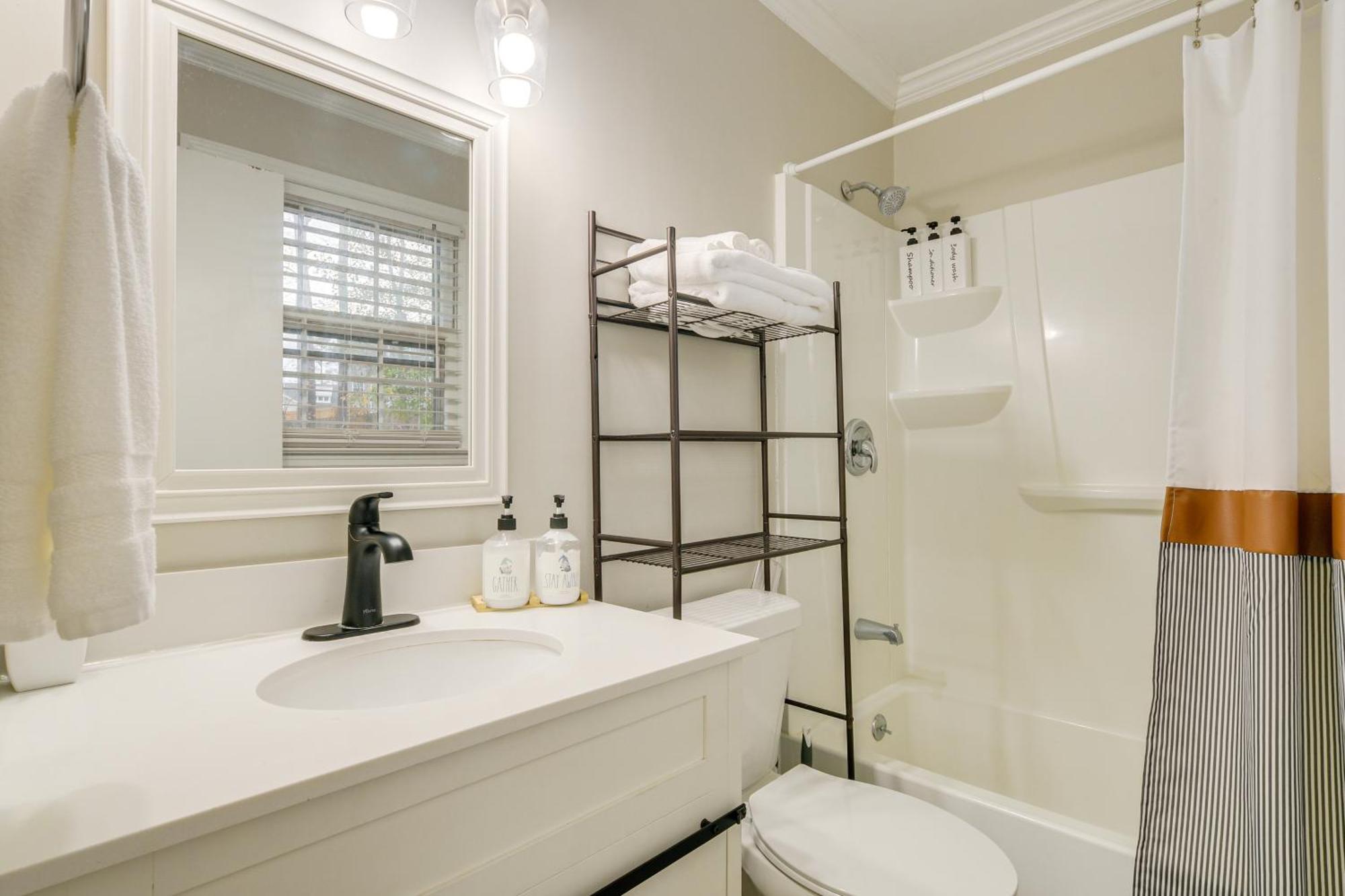 Serene Family Home With Deck In Knightdale! Ngoại thất bức ảnh